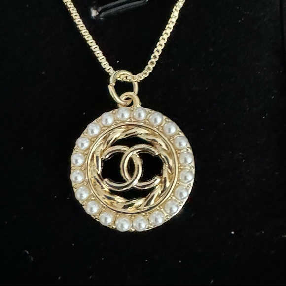 Vintage Chanel Circular Pendant Necklace - Picture 3 of 8